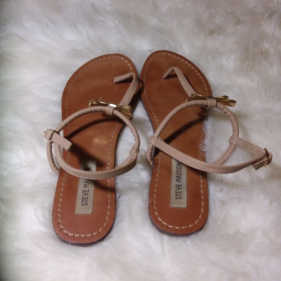 Steve Madden flat sandals.  EUC - Picture 5 of 5